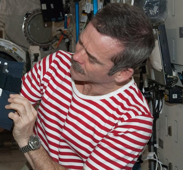 宇航员克里斯哈德菲尔德爱上了太空和他的欧米茄X-33手表