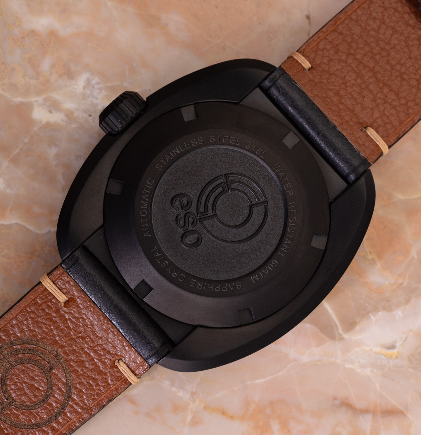 Eso Bathyal Oscuro迷人而独特的设计的手表