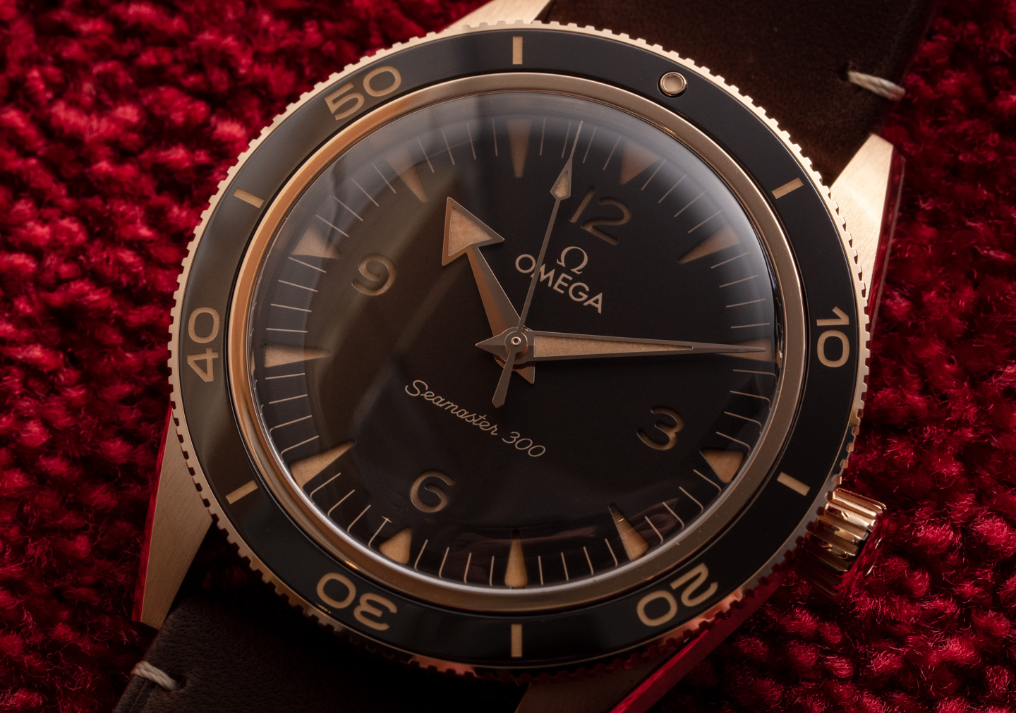欧米茄海马系列300M首次推出的贵金属青铜合金腕表推荐