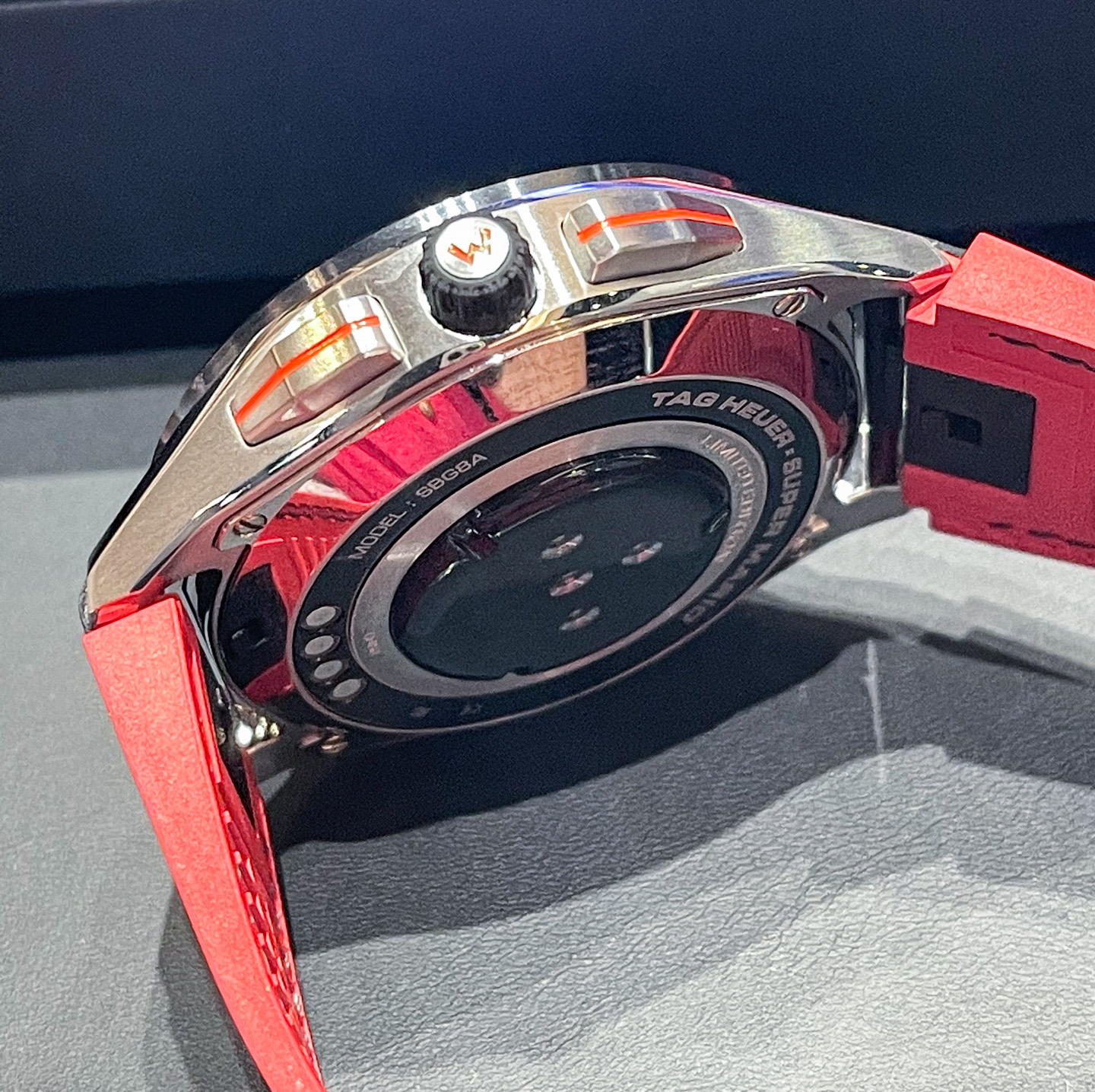 泰格豪雅与任天堂合作生产的最新款Heuer Connected智能限量版手表