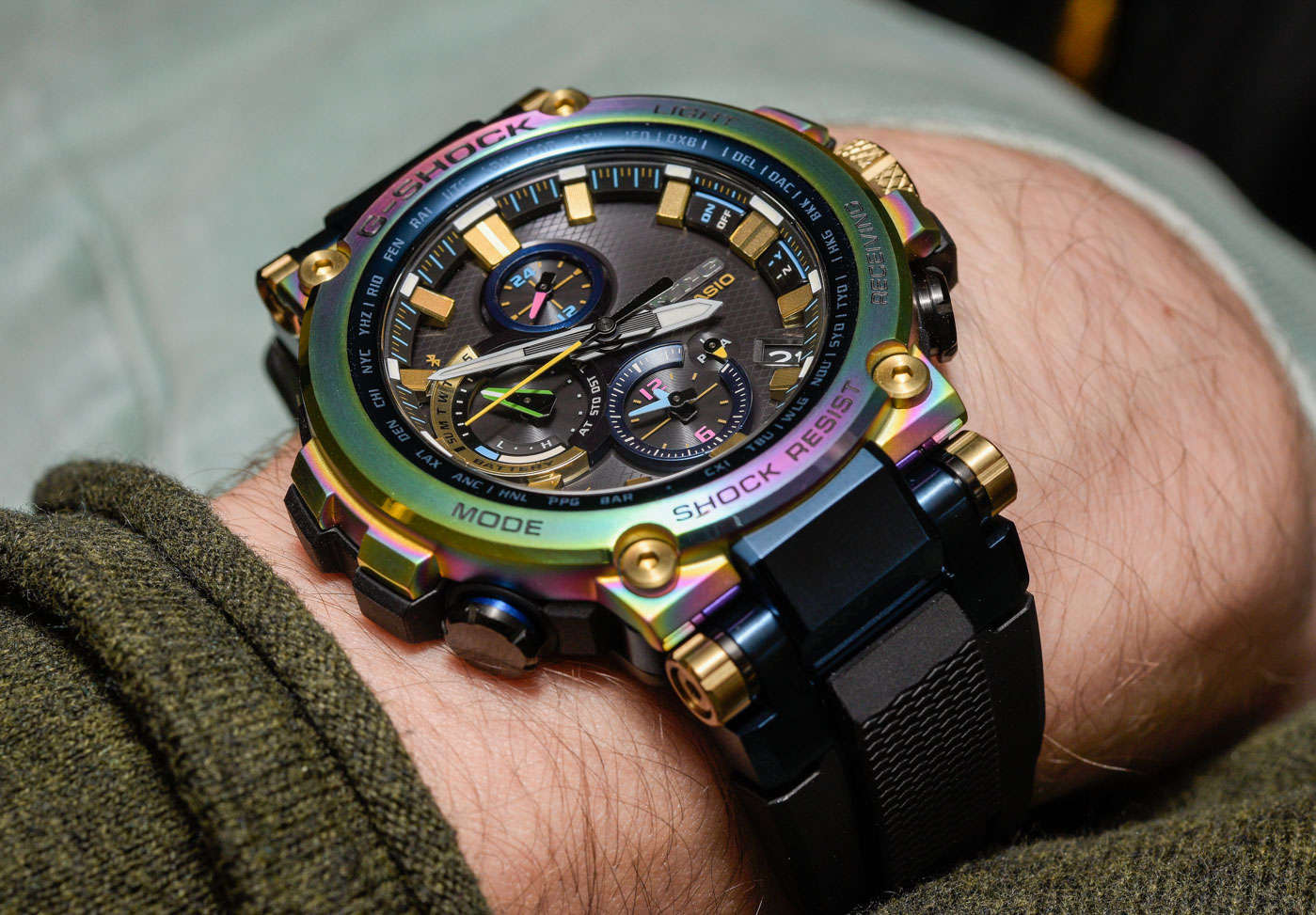 卡西欧G-Shock系列MTG-B1000RB月球彩虹主题手表推荐-独特的彩虹离子镀层